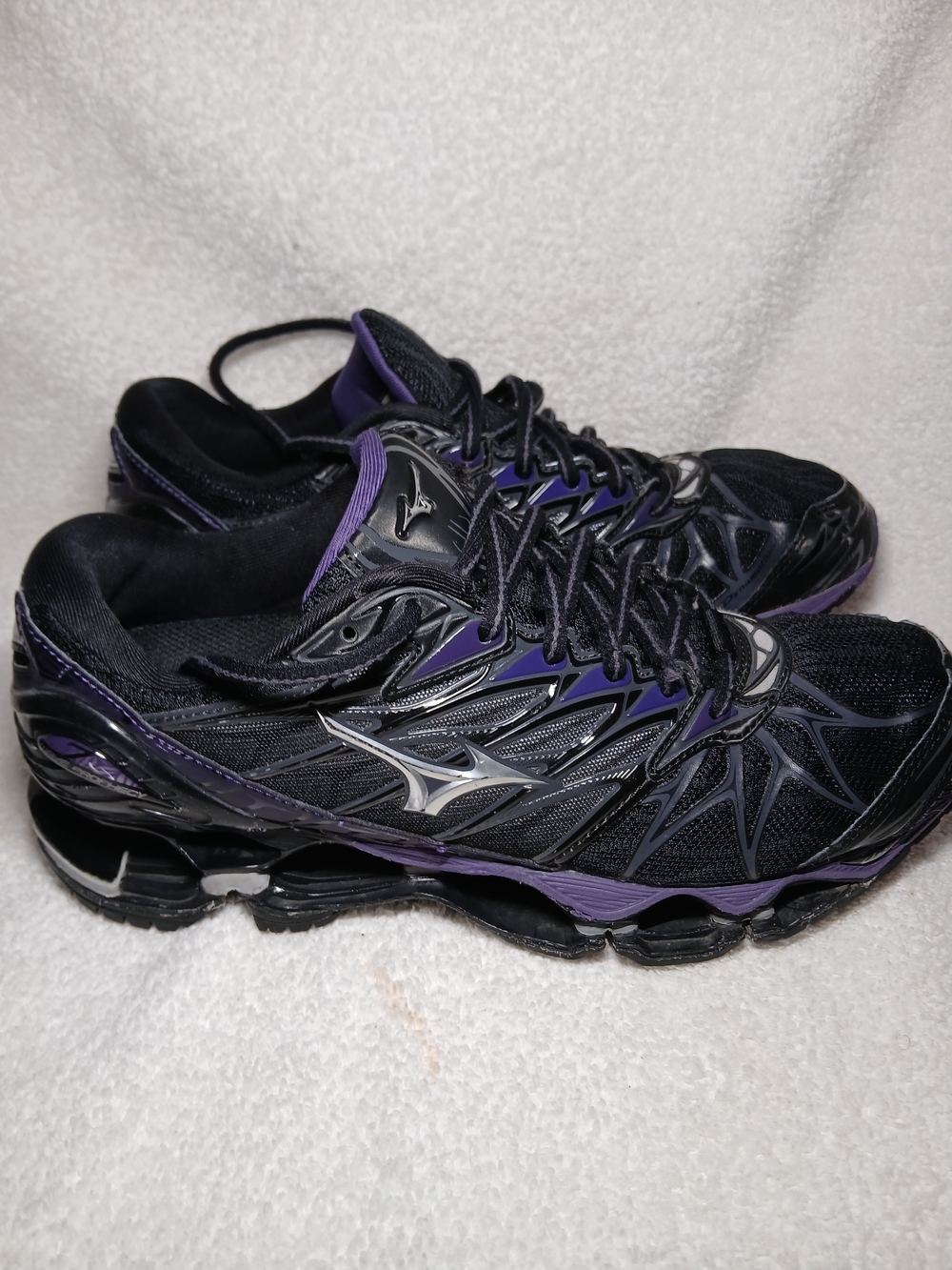 Women"s Mizuno Black/Silver/ Mullberry Purple Running Shoes. Size 10
